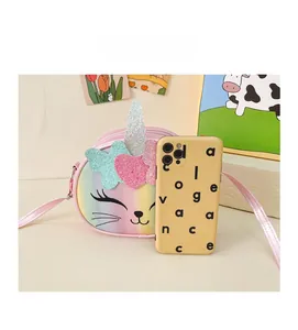 Détail du sac bandoulière licorne pour fille avec dégradé arc-en-ciel et paillettes