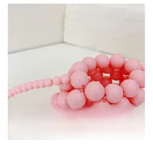 Dettaglio macro delle perline rosa fatte a mano e trama di tessitura fine della mini borsa