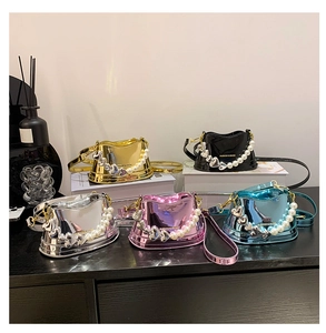 Mini borse in pelle lucida in cinque colori con catene di perle e cuori metallici