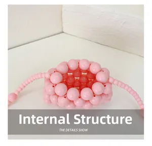 Dettaglio della borsa di perle rosa fatta a mano con focus sulla struttura interna