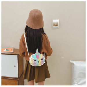 Vue arrière d'une fille portant un sac licorne chat en paillettes arc-en-ciel