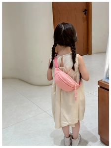 Marsupio rosa in tela per bambini con tracolla regolabile e dettaglio nappa decorativa