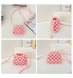 Viste dettagliate di una mini borsa a tracolla rosa fatta a mano con perle per bambine
