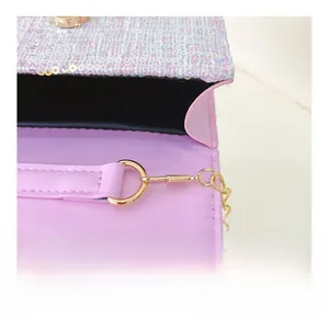 Détail du rabat à paillettes roses et crochet de chaîne dorée amovible du sac enfant