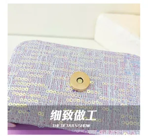 Détail du tissu à paillettes violettes avec fermoir magnétique doré pour sac enfant