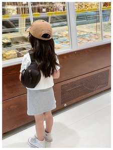 Dettaglio del marsupio nero in tela per bambini con cerniera intrecciata e stile casual