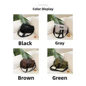Options de couleur pour sacs selle enfant en noir, gris, marron et vert avec chaîne
