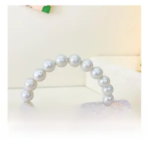 Gros plan détaillé d'un sac à main à paillettes avec une poignée en perles élégante