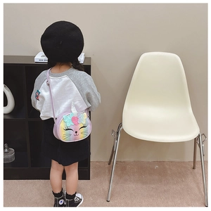 Détail du sac bandoulière arc-en-ciel enfant avec oreilles pailletées et corne licorne