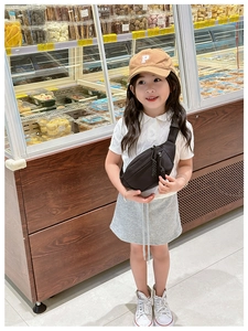 Dettaglio del marsupio in nylon nero resistente con doppia cerniera per bambini