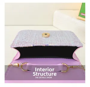 Détail du sac à bandoulière rose scintillant avec boucles dorées et vue intérieure