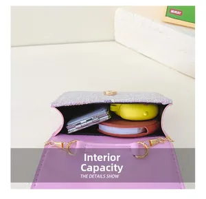 Capacité interne du mini sac rose à paillettes montrant l'espace pour miroir et cosmétiques