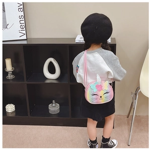 Détail du sac bandoulière arc-en-ciel rose avec des oreilles de chat pailletées pour fille