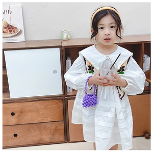 Dettaglio di una mini borsa a mano viola in perline fatta a mano per bambine