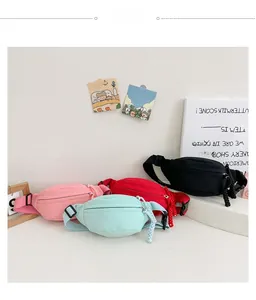 Dettaglio di marsupi in tela per bambini in rosa, verde, rosso e nero colori