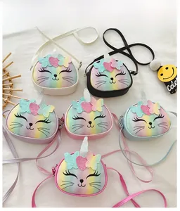 Détail de sacs chat licorne à paillettes en six couleurs sur fond de tissu blanc
