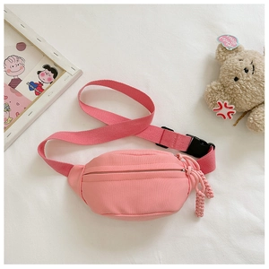 Dettaglio del marsupio in tela rosa per bambini con fibbia e tirazip in tessuto