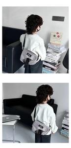 Détail de la sacoche bandoulière en nylon gris avec boucle et sangle réglable pour enfant