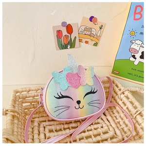 Détail du sac bandoulière chat à paillettes pour filles dans un panier tressé