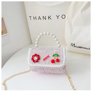 Detail der rosa Tweed Mädchentasche mit Perlengriff, Spitzenborte und Kirsch-Anhängern