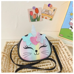 Détails macro du sac licorne en paillettes arc-en-ciel avec broderie chat et détails 3D