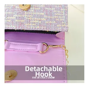 Detail der rosa Tweed-Tasche mit Pailletten und abnehmbarem goldenem Kettenhaken