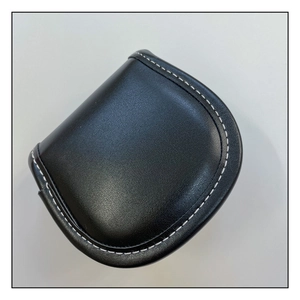 Détail du mini sac en cuir noir pour fille avec coutures blanches épaisses contrastantes