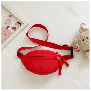 Dettaglio del marsupio rosso in tela per bambini con cerniera e tracolla nera regolabile