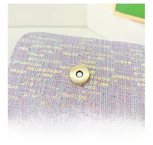 Detailaufnahme der Mädchen-Tweed-Tasche in Lavendel mit Pailletten und Magnetverschluss