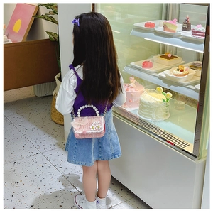 Sac bandoulière enfant en tweed rose avec poignée en perles et détails de nœud floral