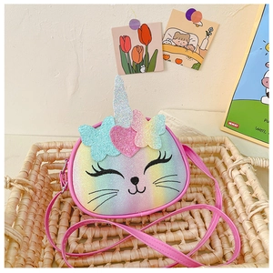 Détail du petit sac bandoulière chat licorne arc-en-ciel avec paillettes et oreilles