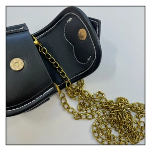 Vue détaillée du mini sac en cuir noir avec surpiqûres blanches et chaîne dorée
