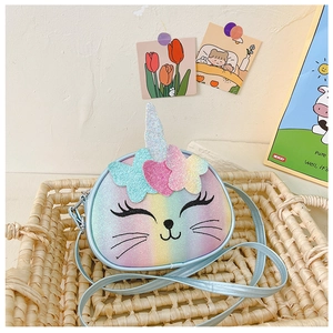 Détail d'un sac bandoulière chat pailleté pour filles placé dans un panier tressé