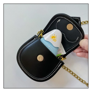 Vue intérieure du mini sac selle noir en PU avec surpiqûres blanches et chaîne dorée