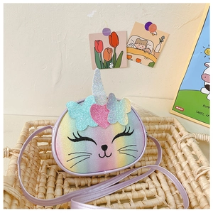 Détail du sac bandoulière pailleté pour enfant avec dégradé arc-en-ciel et papillon 3D