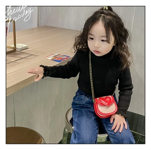Détail du sac bandoulière rouge en forme de cœur pour filles avec chaîne dorée