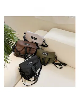 Sacs à bandoulière en toile en quatre couleurs avec sangles larges et chaînes épaisses