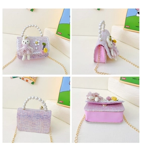 Detailsicht der rosa Tweed-Handtasche für Kleinkinder mit Perlengriff und Plüschhase