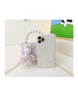 Größenvergleich der lila Tweed-Kaninchen-Tasche für Mädchen mit Handy-Referenz und Perlen
