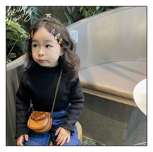 Détail du sac à bandoulière en cuir marron pour fille avec cœur et chaîne en métal