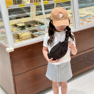 Marsupio minimalista nero per bambini in tela con dettaglio decorativo sulla cerniera lampo