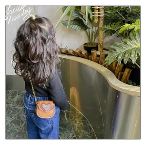 Vue détaillée du mini sac bandoulière coeur marron pour fille avec chaîne dorée