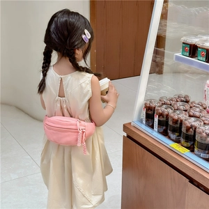 Marsupio in tela rosa per bambini con forma a mezzaluna e tirante della cerniera intrecciato