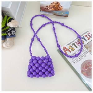 Vista dettagliata della mini borsa in perline viola fatta a mano con tracolla coordinata