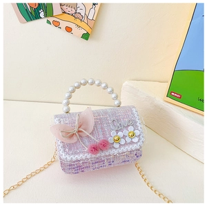 Détail du sac en tweed rose pour fille avec anse en perles et nœud en tulle Love