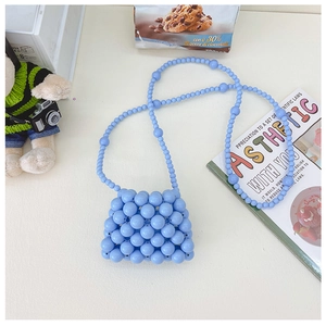 Dettaglio della mini borsa a tracolla fatta a mano con perle azzurre e tracolla abbinata