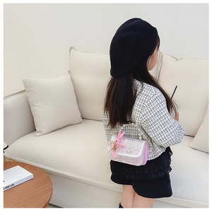 Detailansicht der rosa Tweed-Kindertasche mit Perlenriff und Hasenohren-Deko