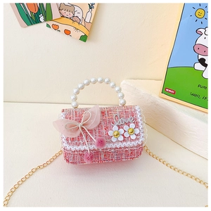 Détail du sac en tweed pour filles avec poignée en perles et décorations de nœuds roses