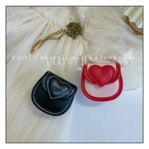 Détail de mini sacs à bandoulière en forme de cœur pour filles avec chaînes dorées