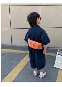 Détail du sac banane en toile orange vif avec zip bleu et logo Plla sur combinaison marine